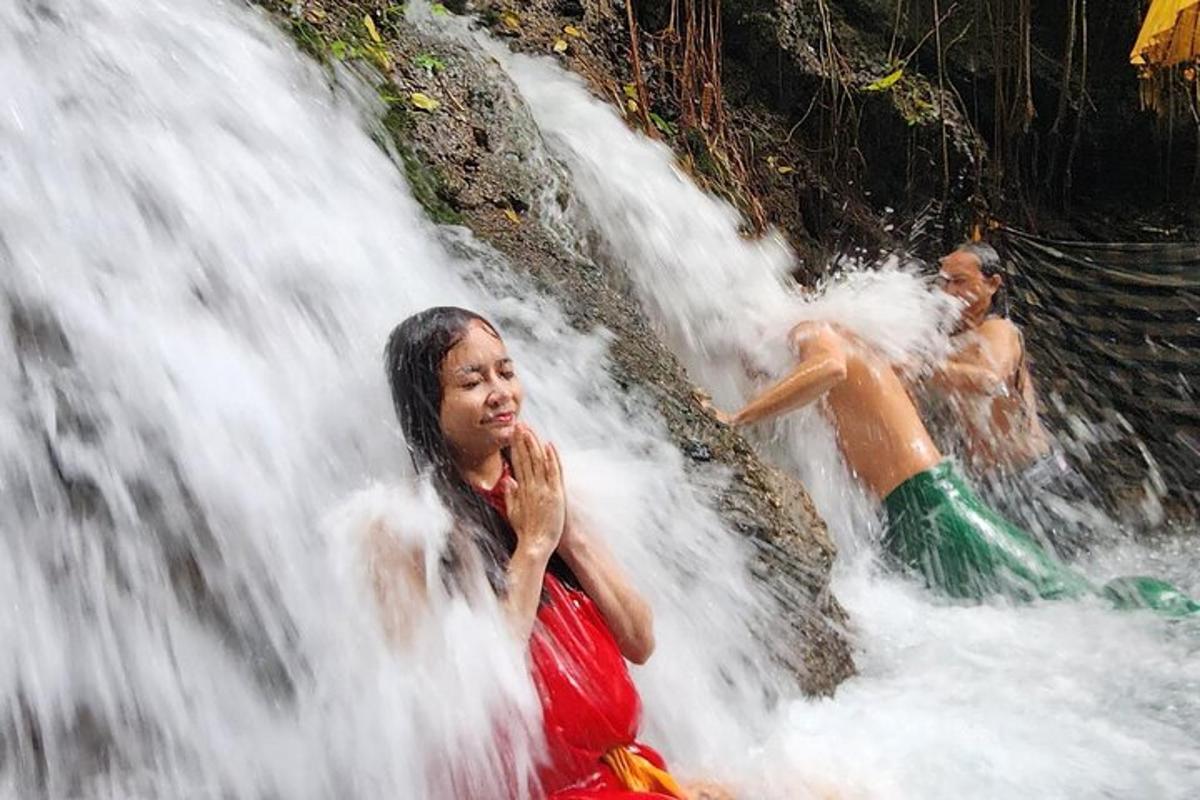 duas pessoas brincando em uma cachoeira