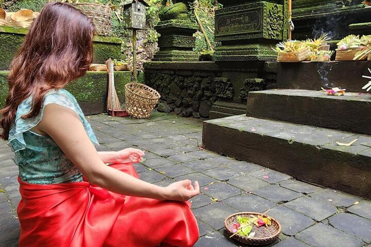 uma jovem sentada no chão em frente a um templo