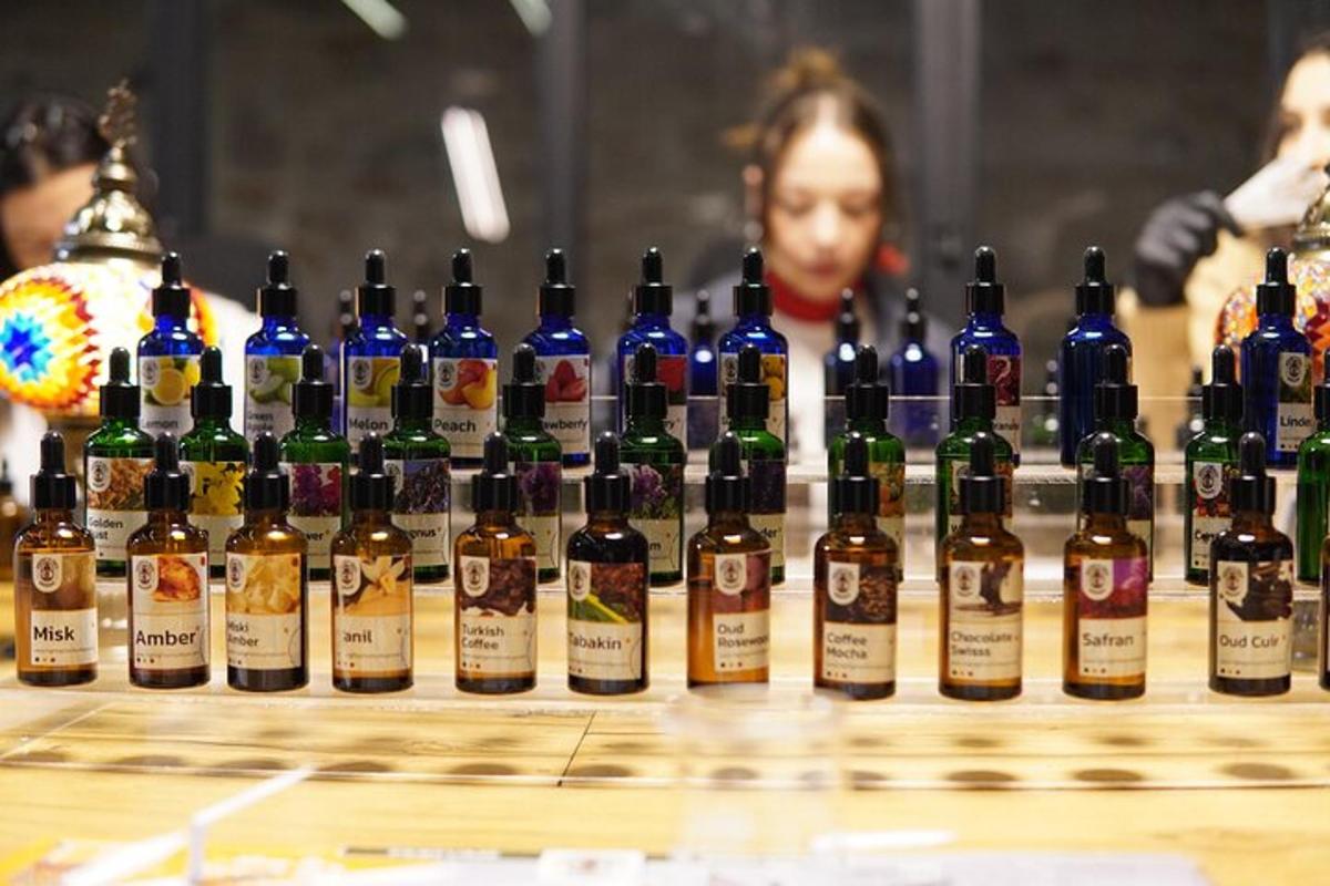 sekelompok botol alkohol di atas meja