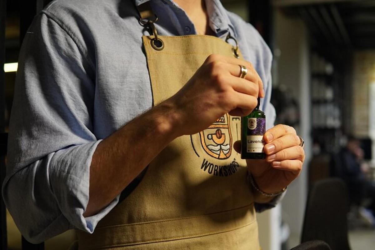 uma pessoa vestindo um avental segurando uma garrafa de cerveja