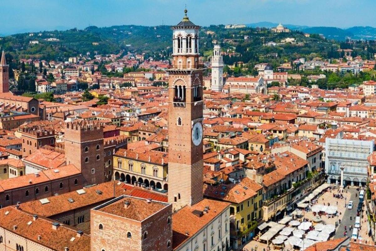 Una vista de una ciudad con una torre de reloj.