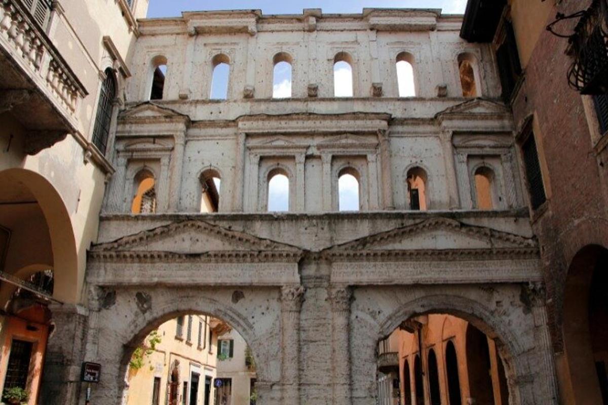 un edifici antic amb arcs en una ciutat