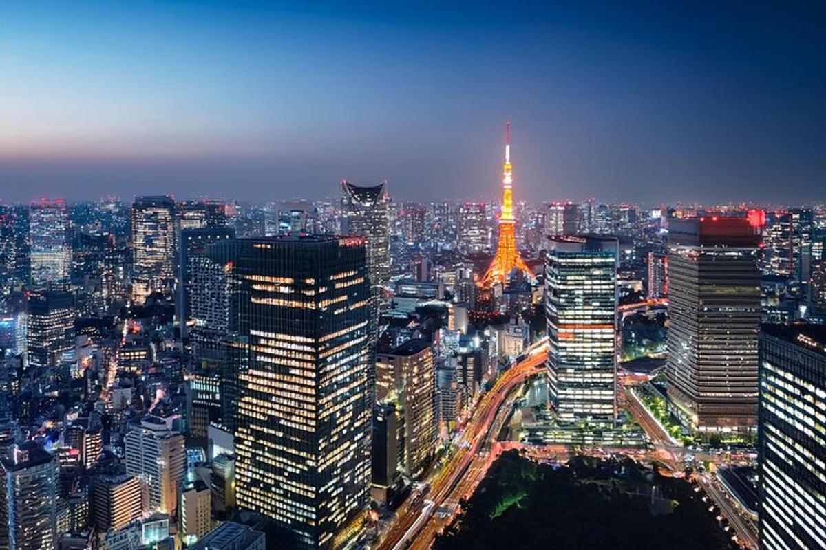 egy város látképe éjszaka az Eiffel-toronnyal