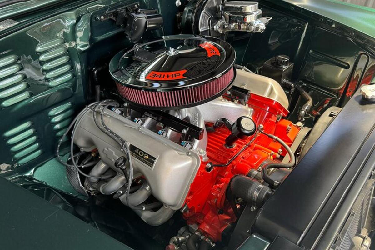 motor v zadní části zeleného auta