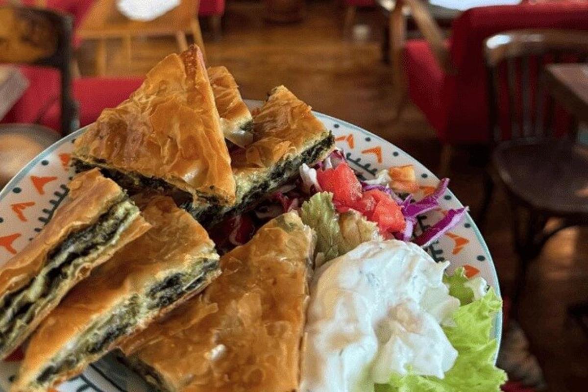 Un plato de comida con un sándwich y ensalada.