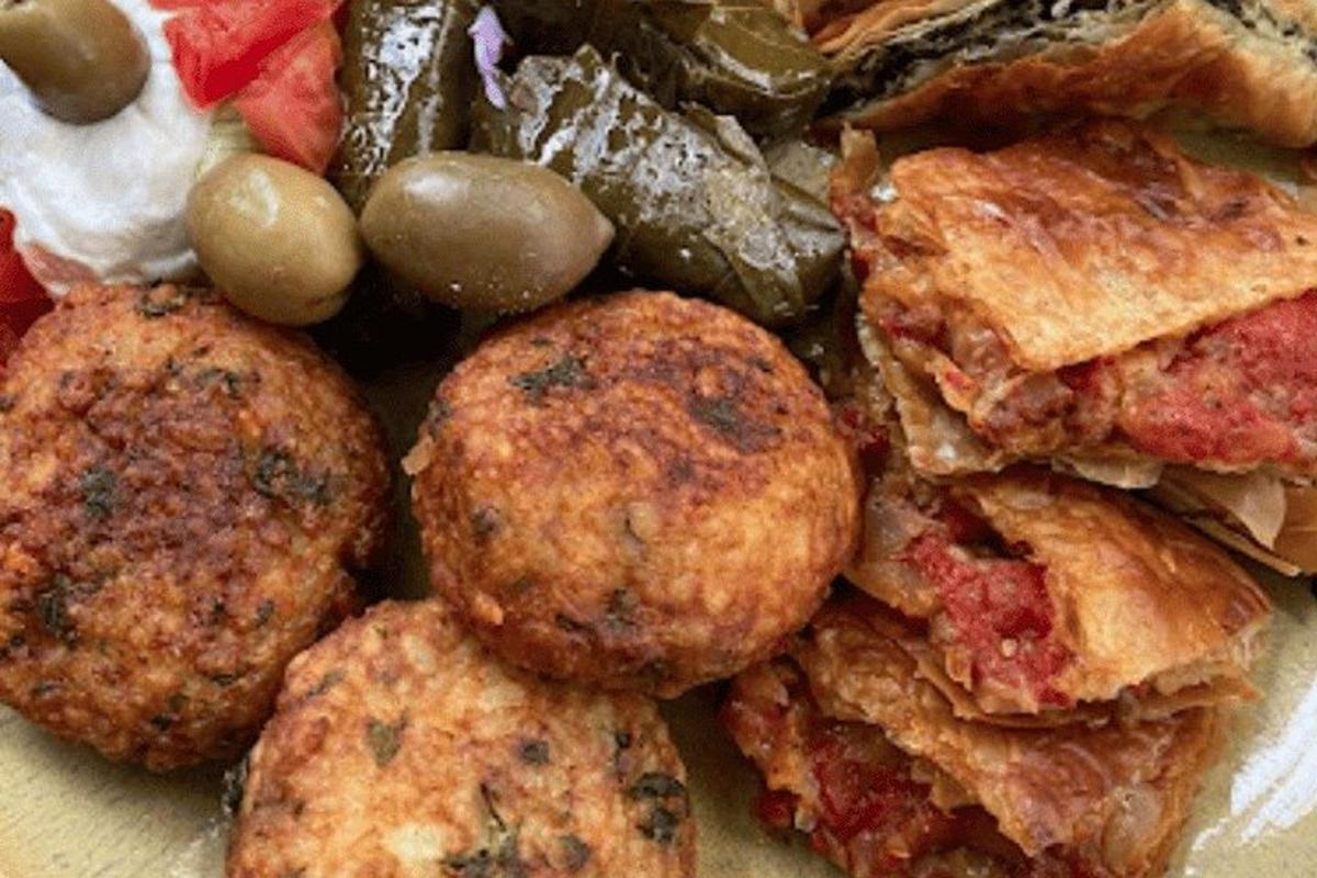 Un plato de comida con un montón de comida