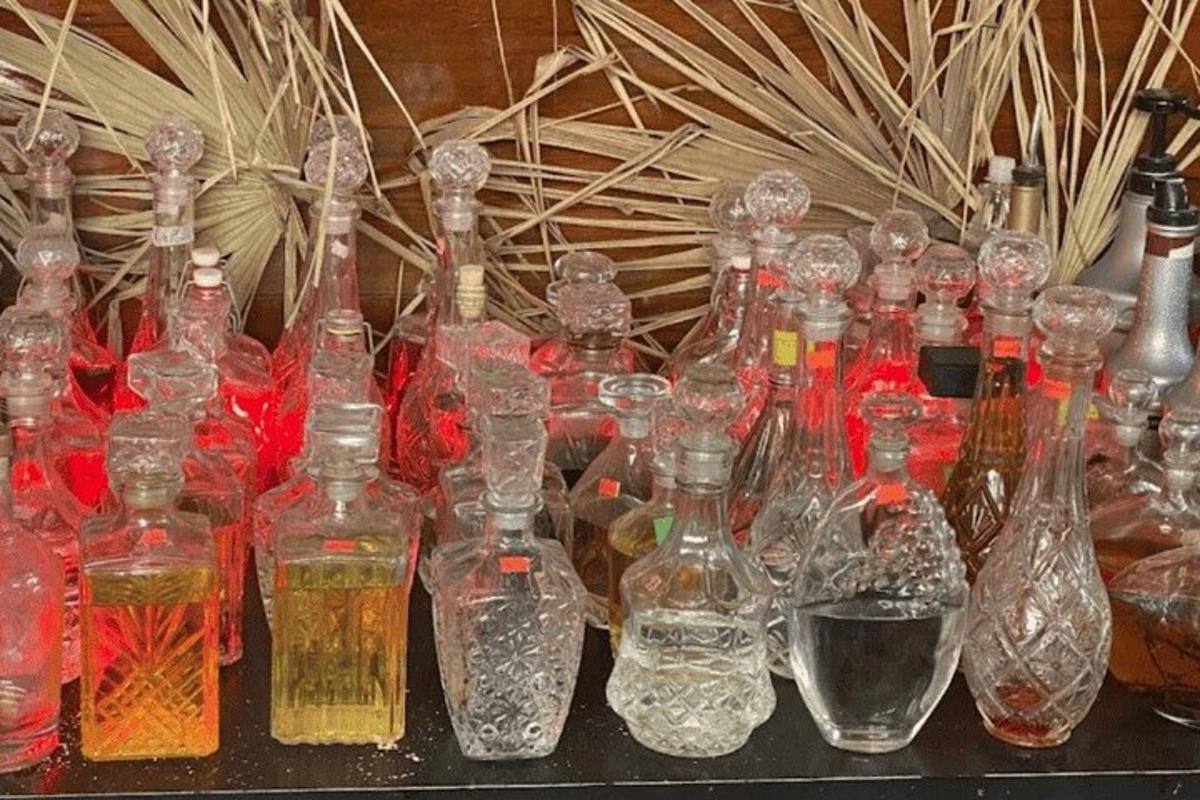 sekumpulan botol kaca duduk di atas meja