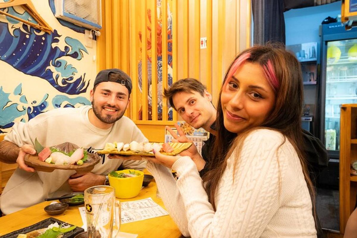 un gruppo di persone sedute a un tavolo che mangiano cibo