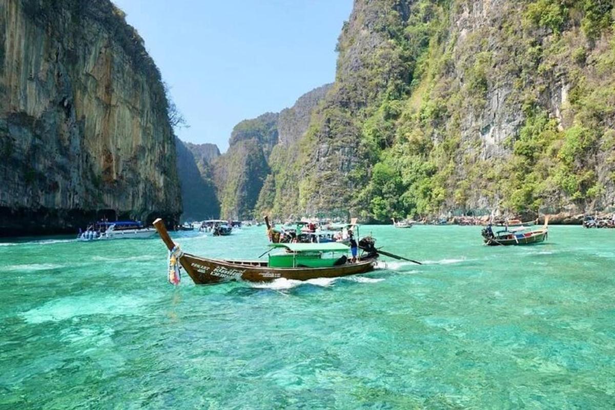 isang grupo ng mga bangka sa tubig sa tabi ng mga bangin