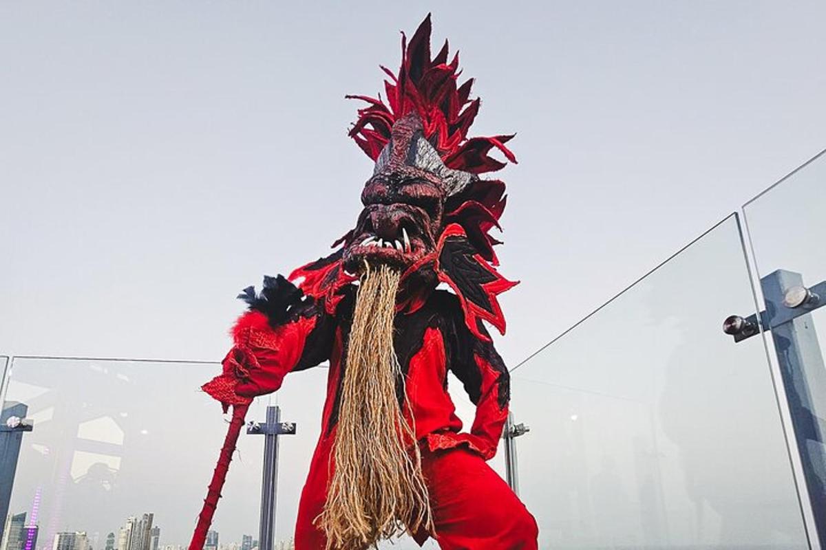 una persona in costume da drago con un bastone