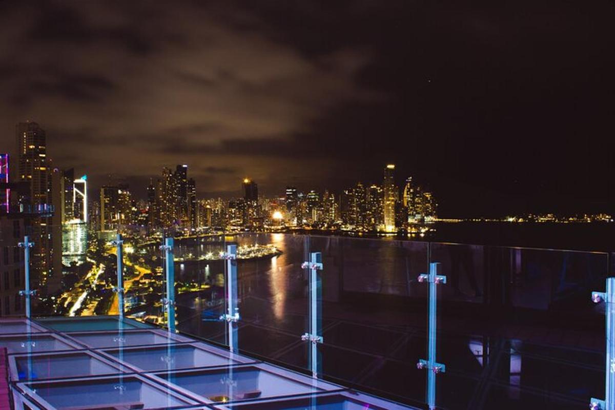 una vista di una città di notte con le luci