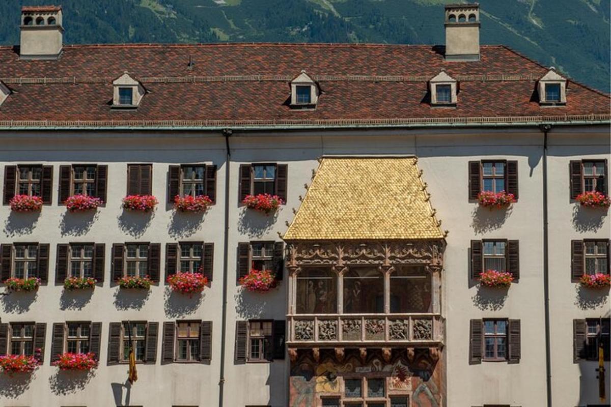 o clădire cu flori la ferestre și un balcon