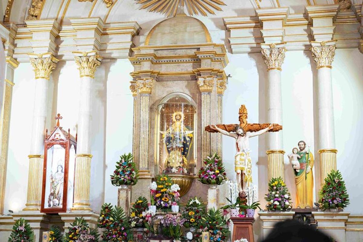 sebuah gereja dengan salib dan altar Natal