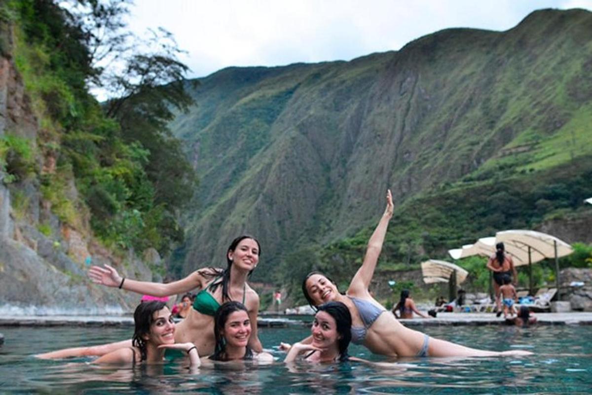 un grupo de mujeres nadando en el agua