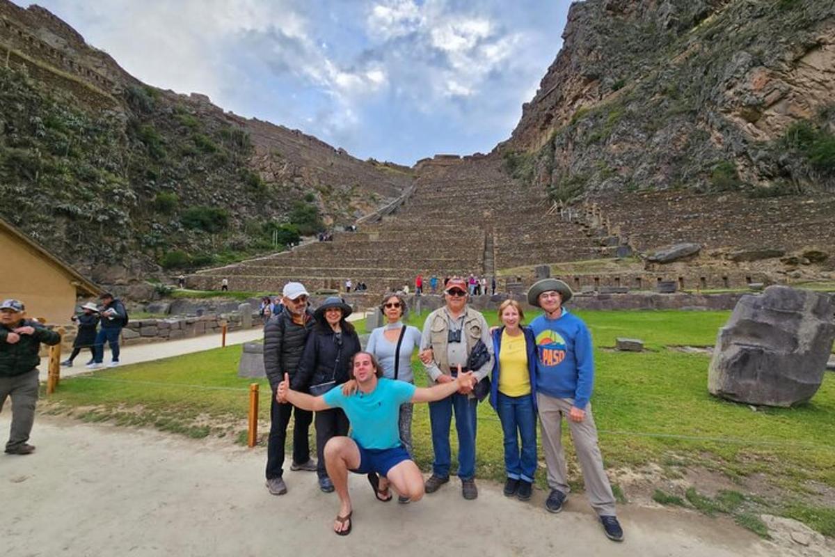 skupina lidí stojící před pyramidou