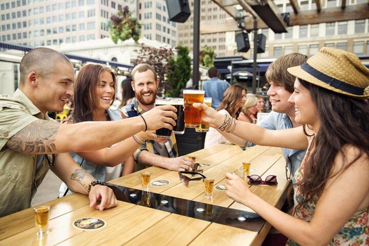 un groupe de personnes assises à une table en train de boire de la bière