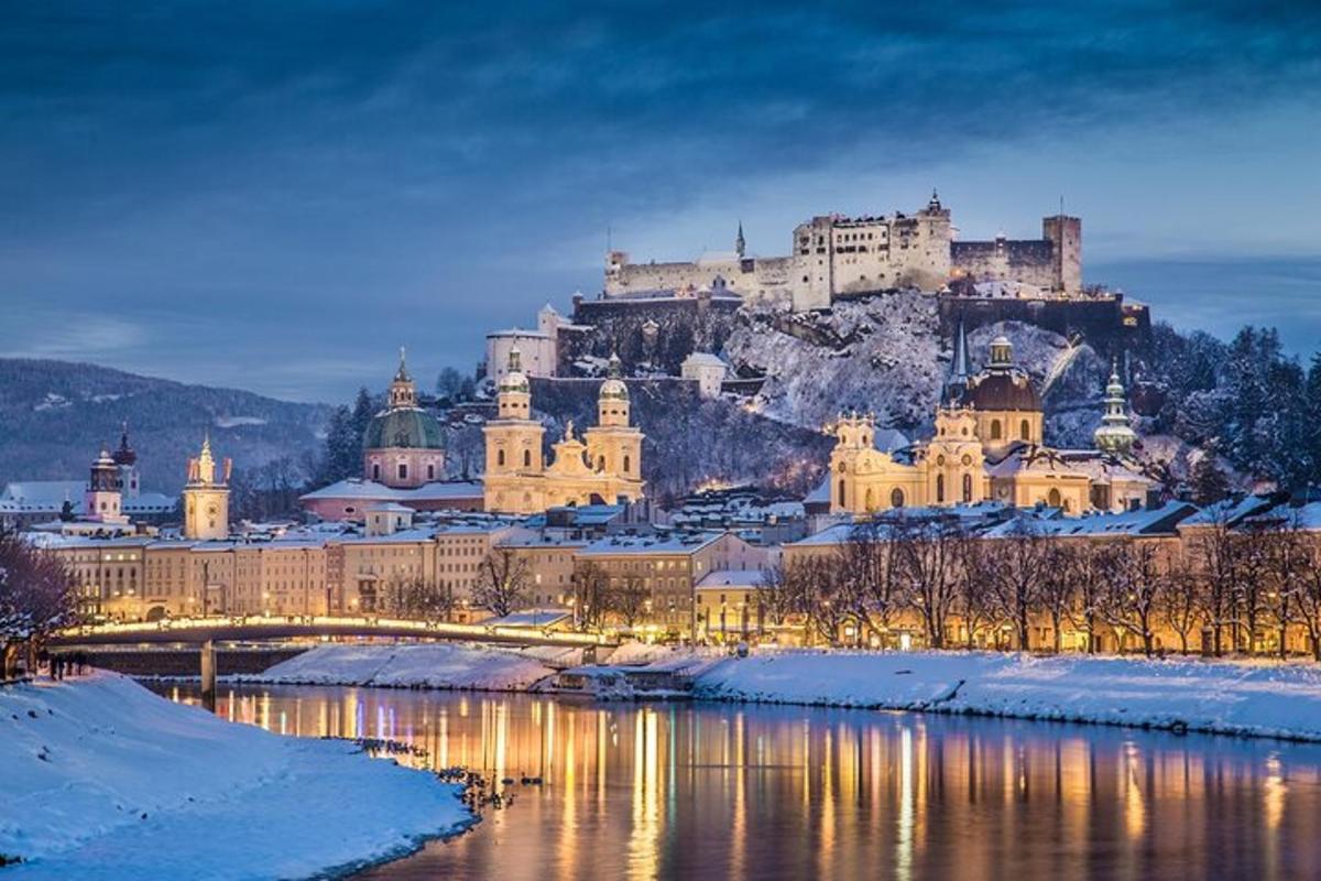 una vista di una città nella neve di notte