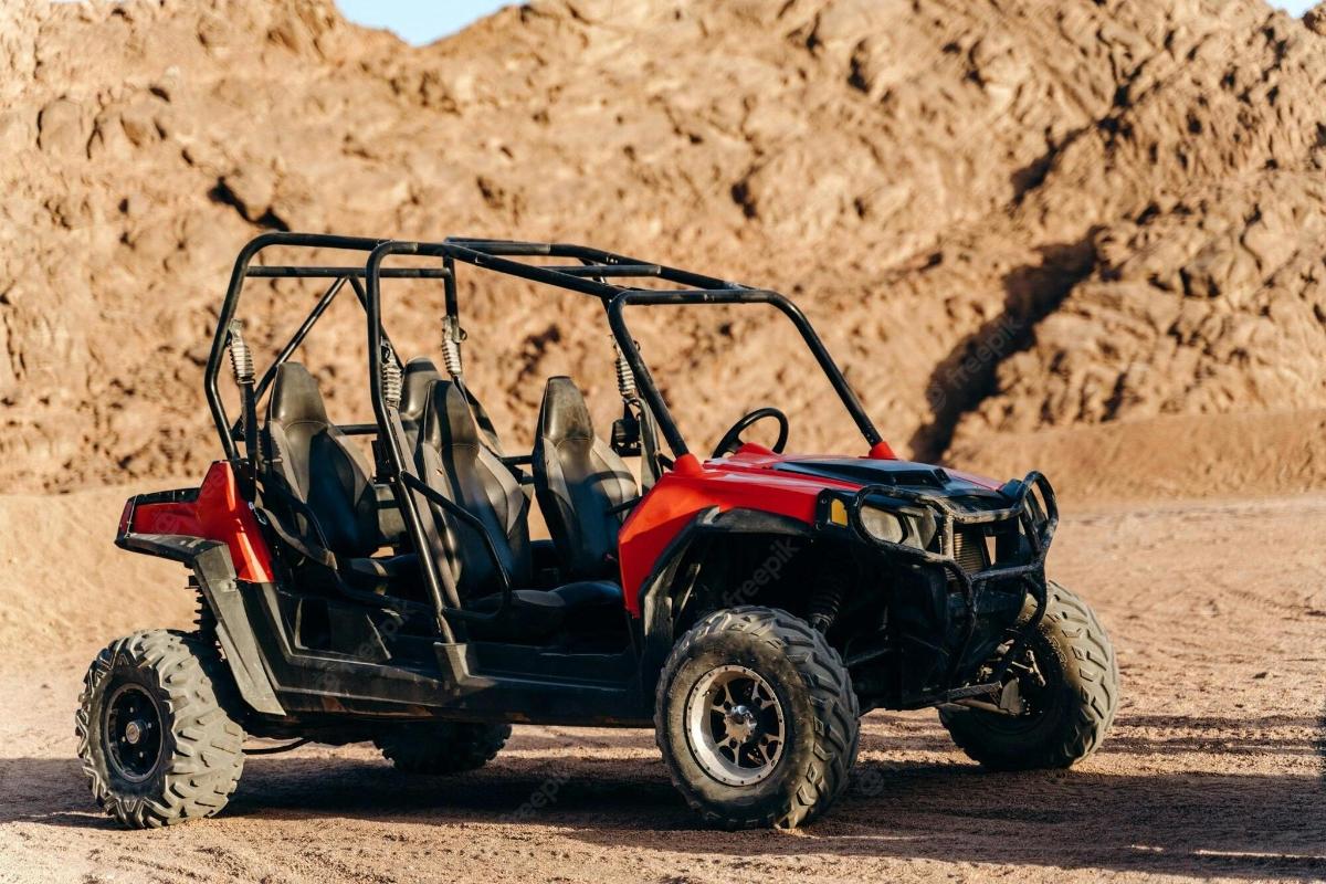 un ATV roșu parcat în deșert