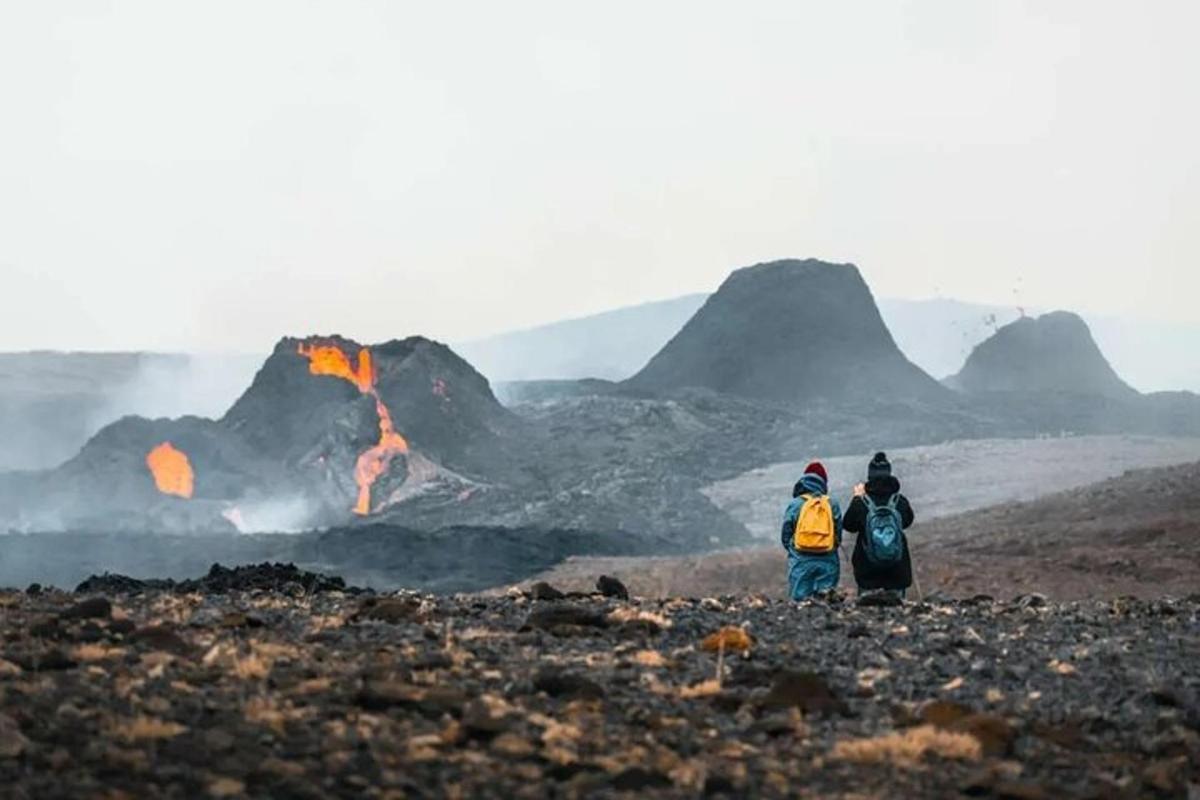 kaks inimest seisavad mäel ja vaatavad mäevaadet