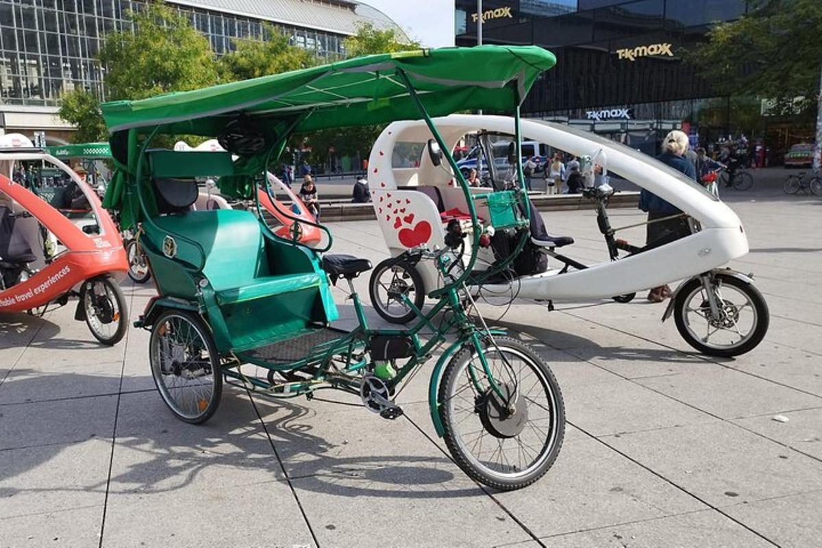una bicicleta verde y blanca tirando de un carruaje verde y blanco