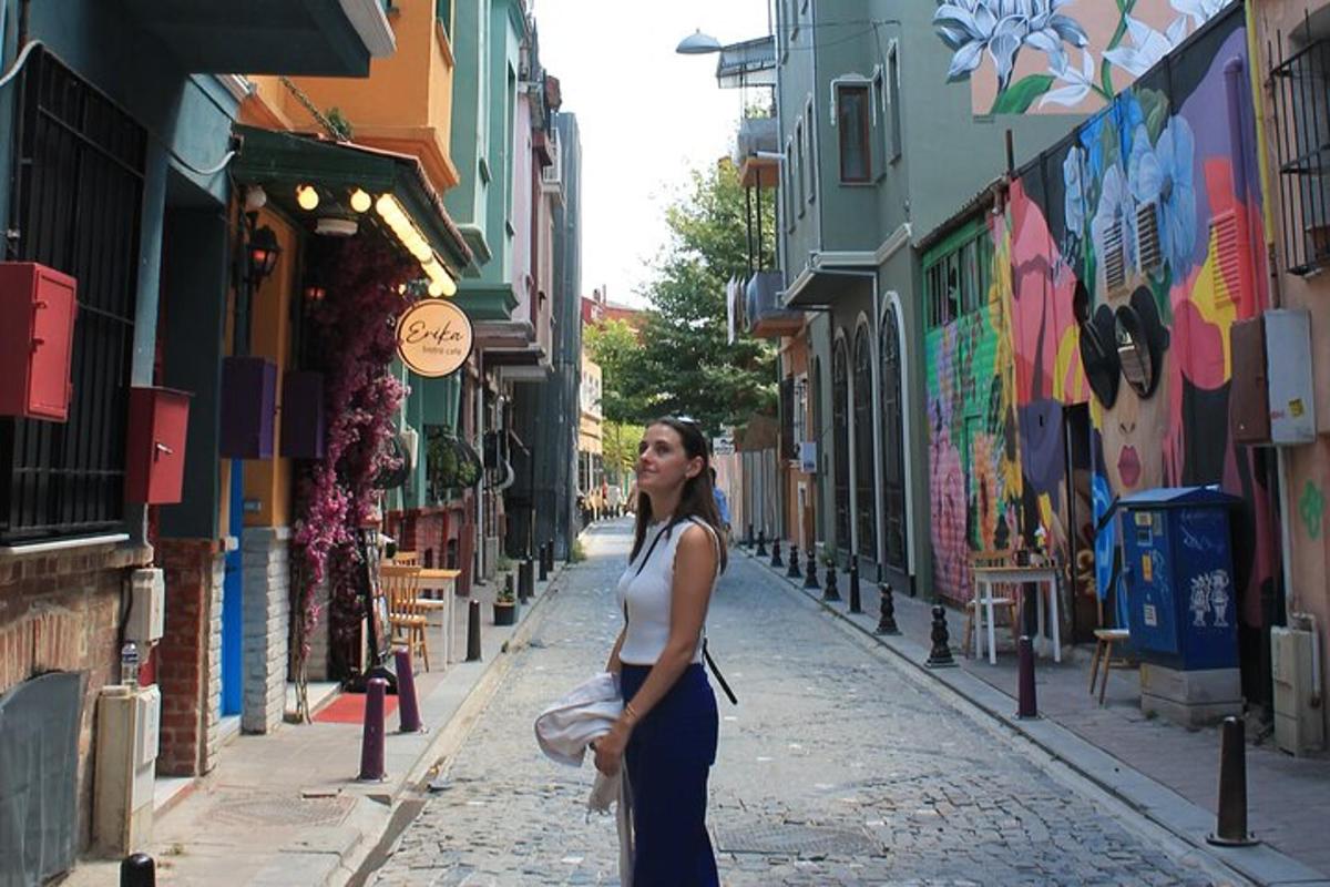 μια γυναίκα που περπατάει σε έναν δρόμο σε μια πόλη