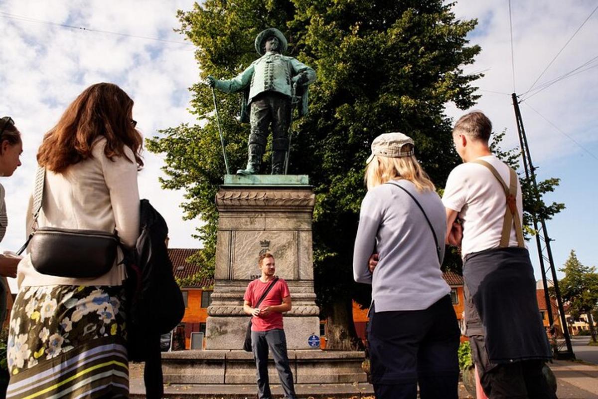 skupina lidí stojící kolem sochy