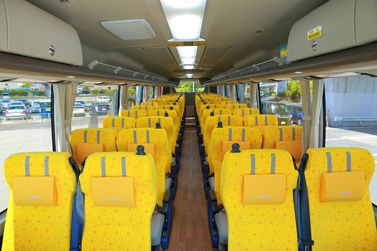 prázdný autobus se žlutými sedadly