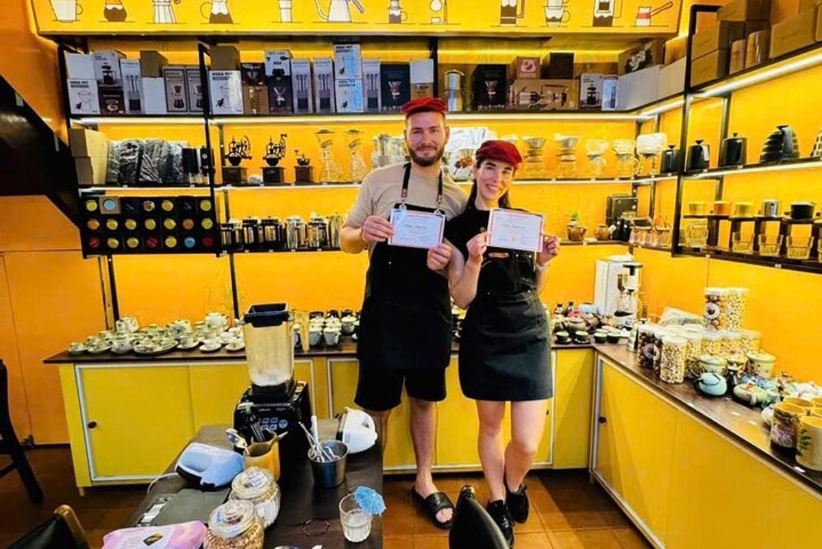 un homme et une femme debout dans un magasin avec des certificats