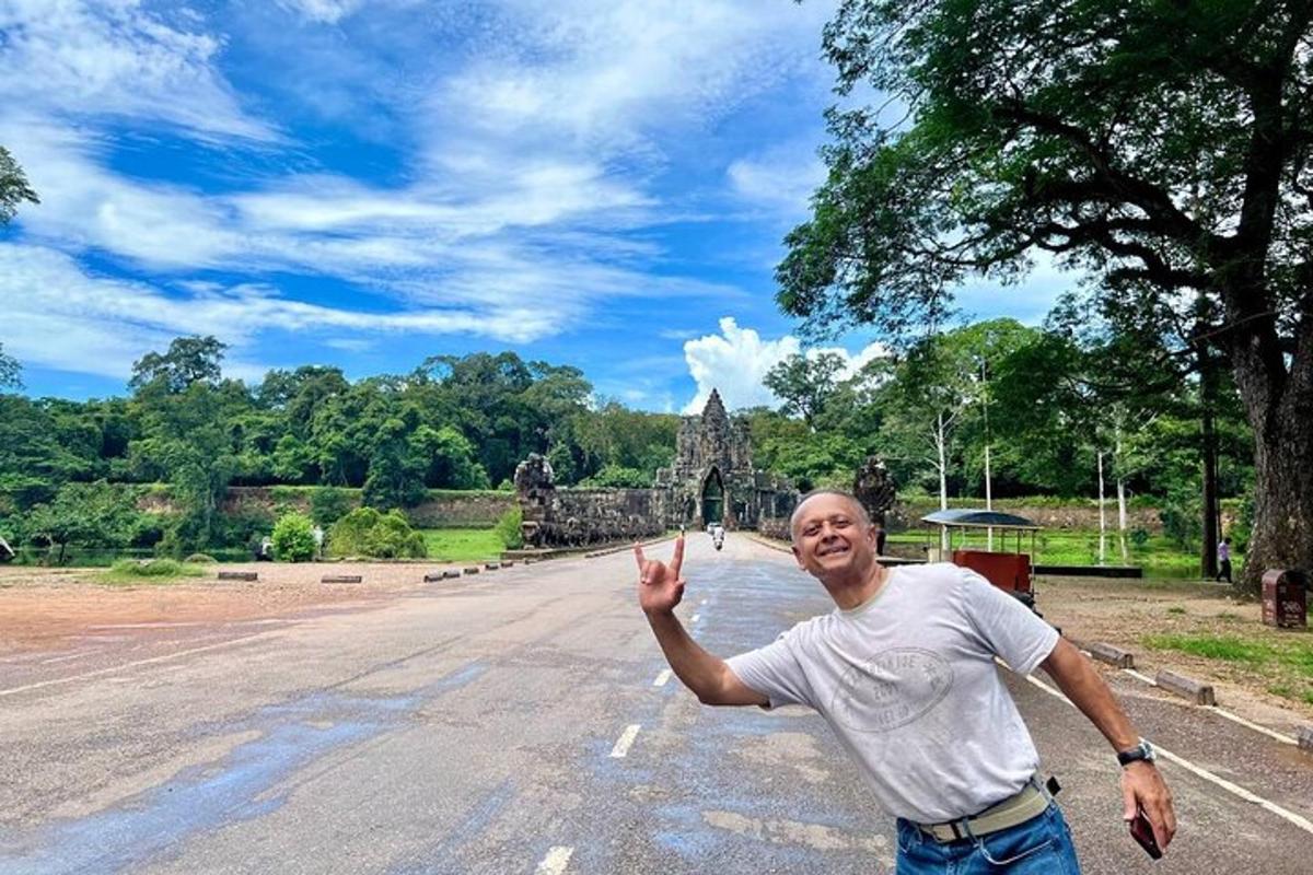 một người đàn ông đứng bên lề đường