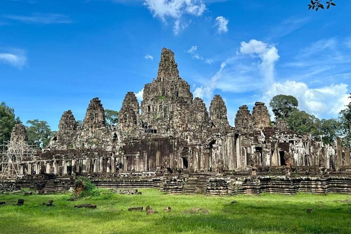 một góc nhìn về một tòa nhà cổ trên một cánh đồng
