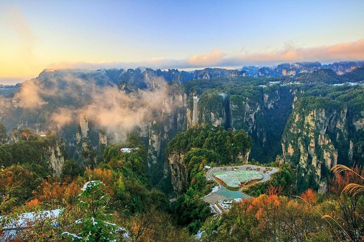 有树木和河流的山景