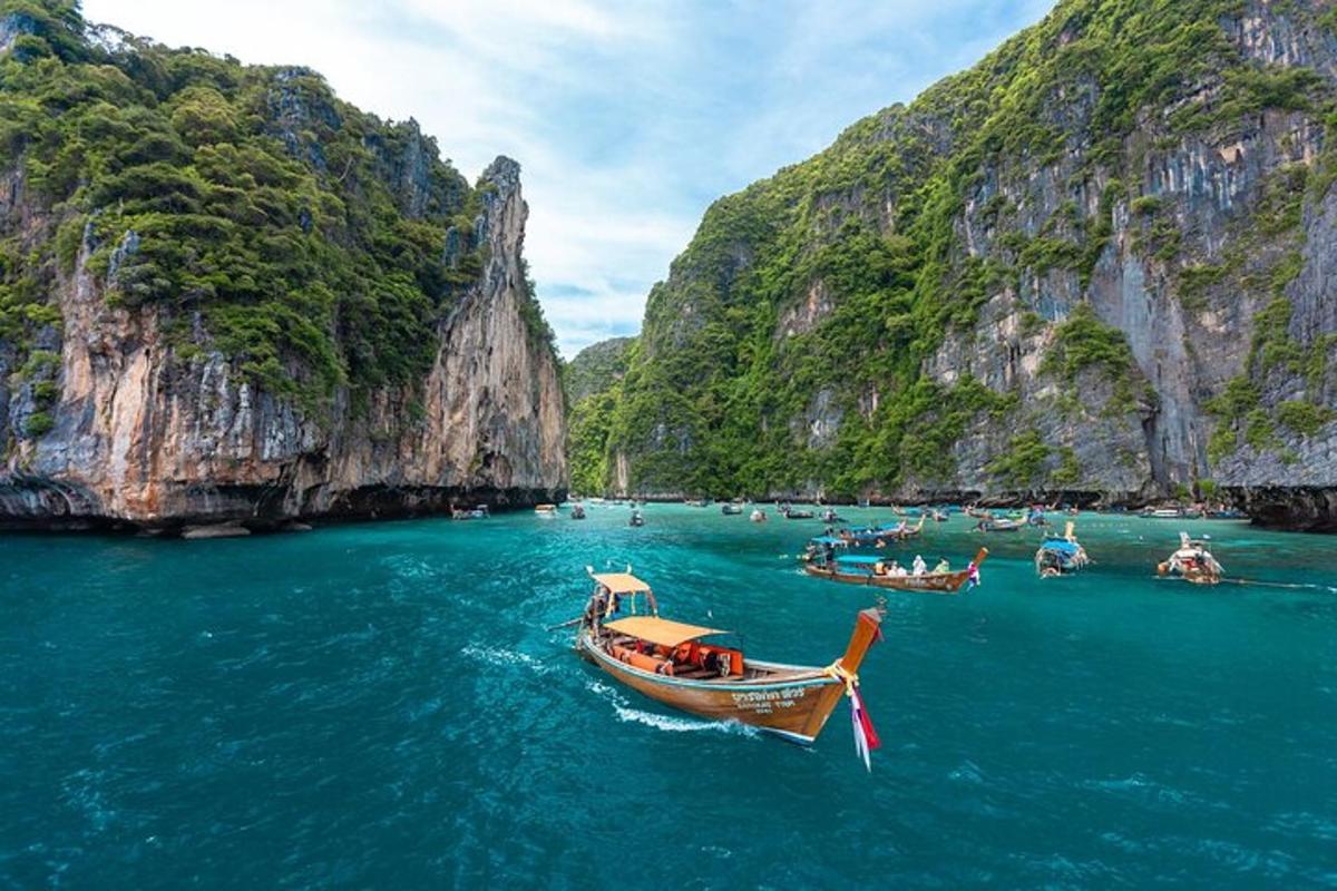 un gruppo di barche in acqua vicino alle scogliere