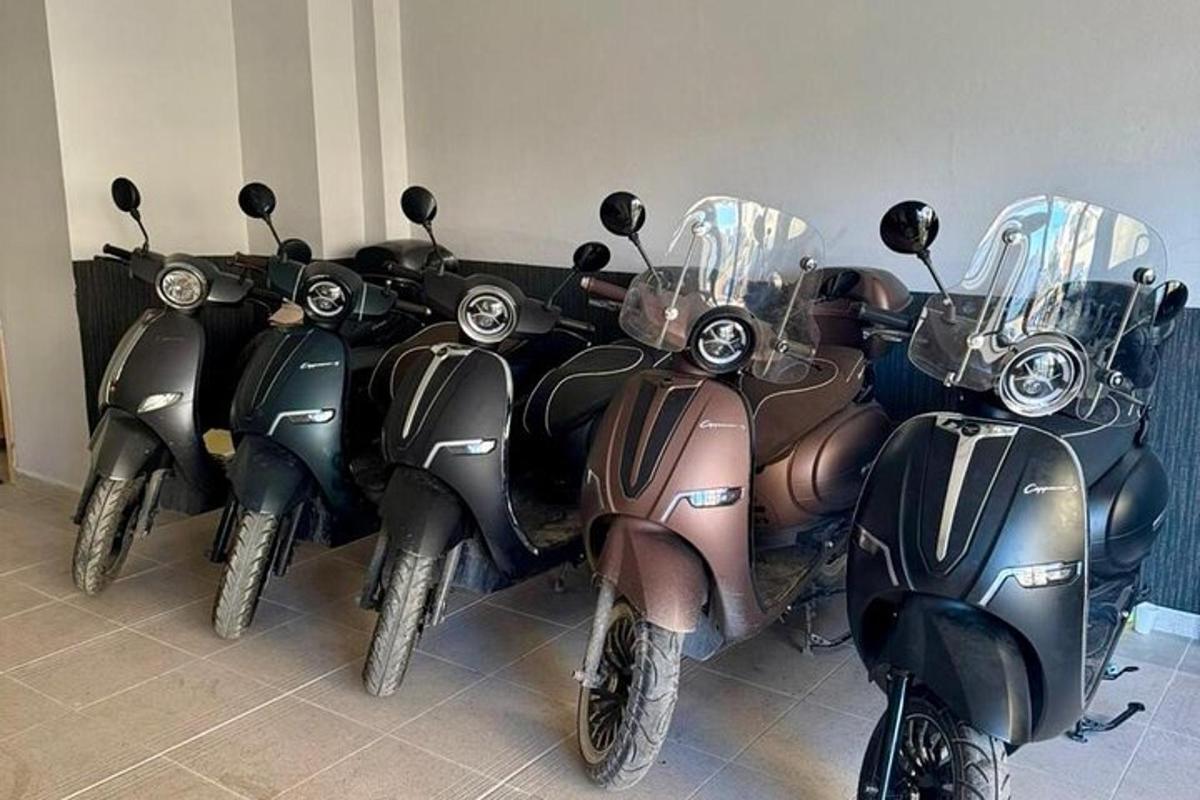 μια ομάδα σκούτερ παρκαρισμένα σε ένα δωμάτιο