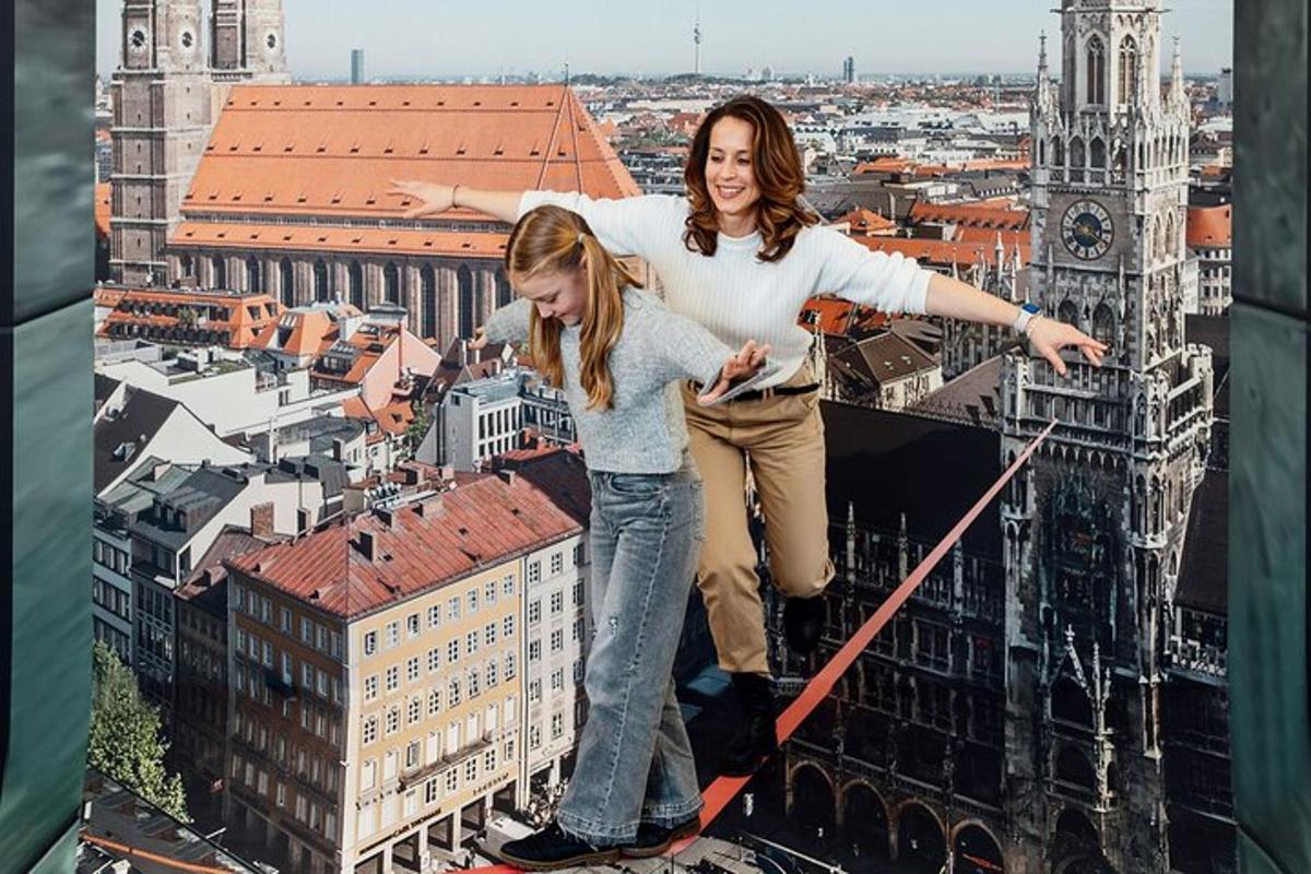 una dona i una nena dempeus a dalt d'un edifici