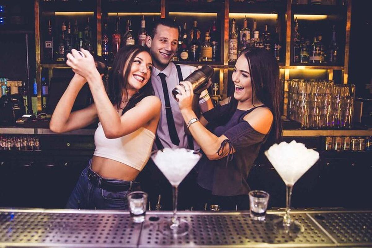 un gruppo di persone in piedi al bar