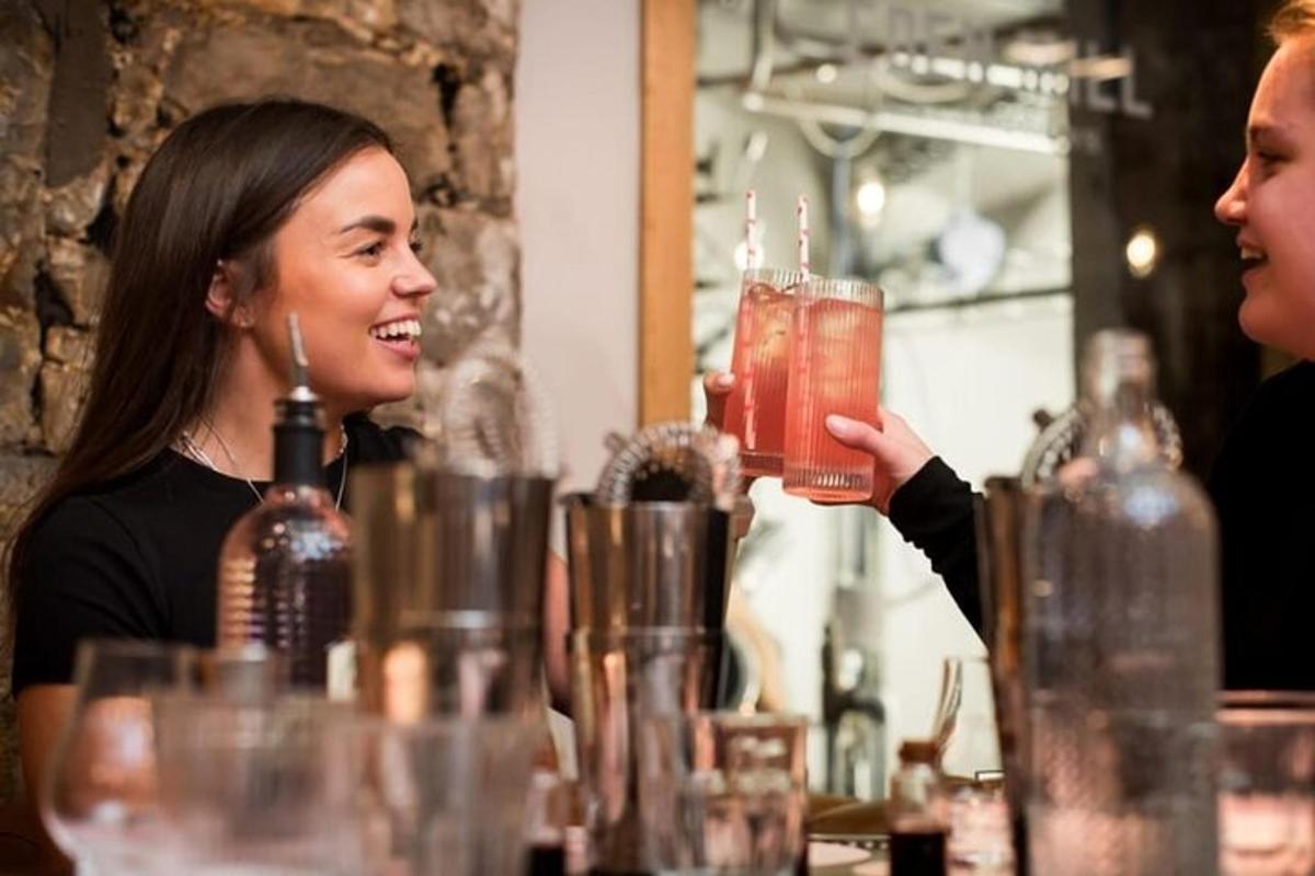 una donna tiene un drink in un bicchiere