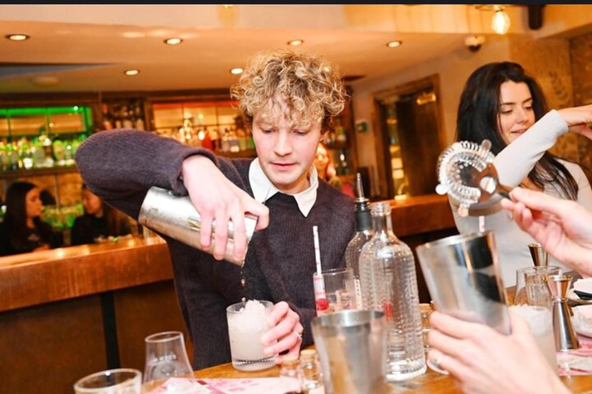 un giovane che prepara un drink in un bar