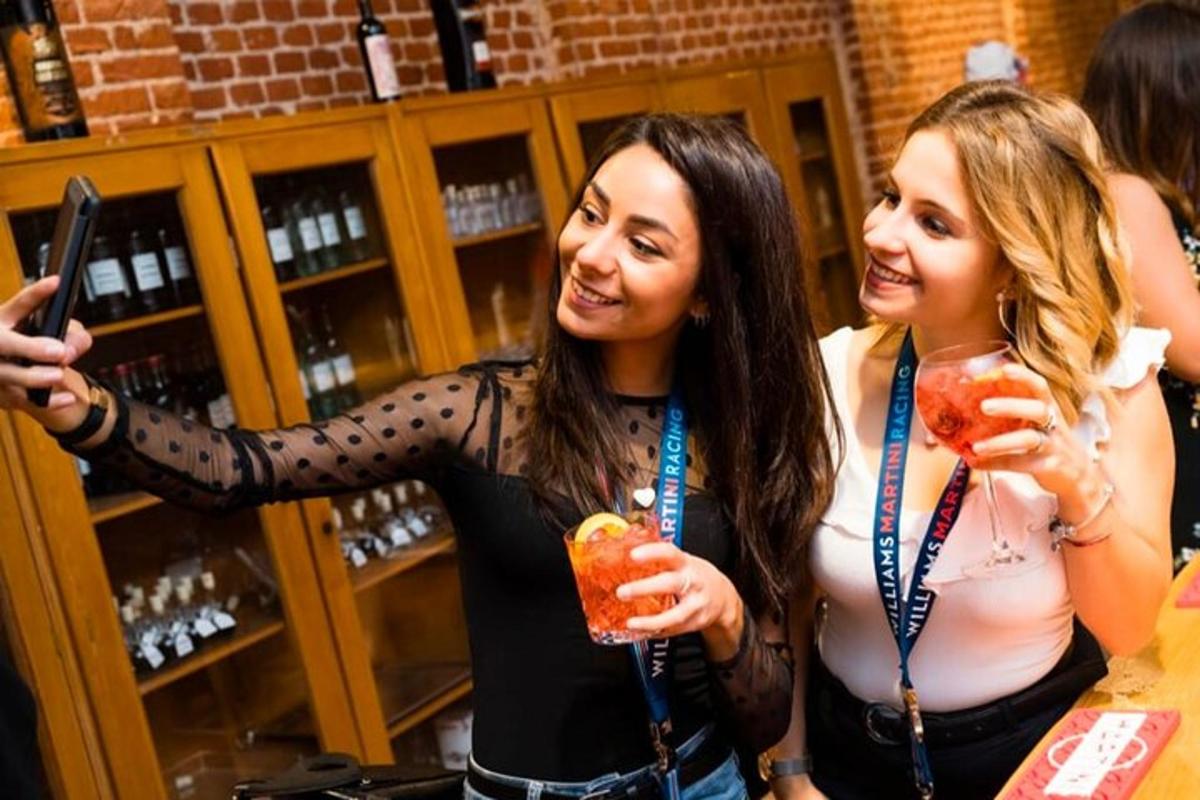due donne tengono in mano dei drink in un'enoteca