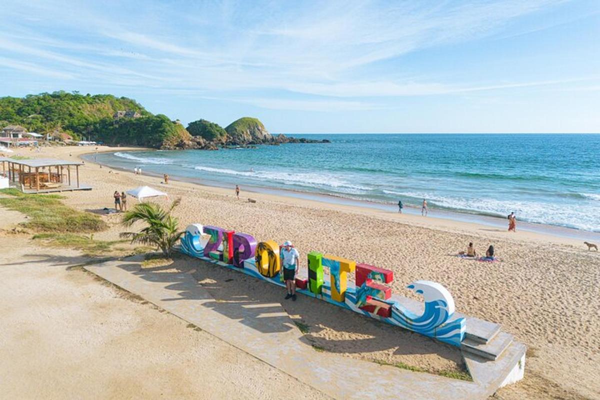 un treno su una spiaggia con persone sulla spiaggia