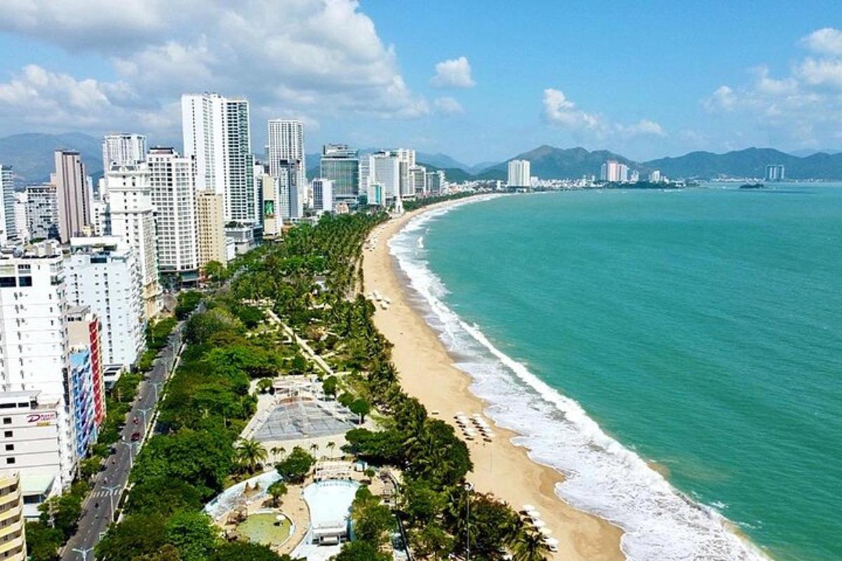ทิวทัศน์ชายหาดพร้อมอาคารและมหาสมุทร