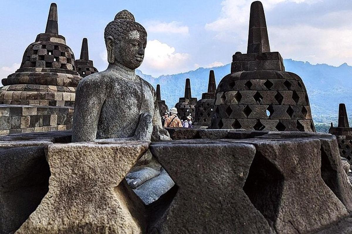 o statuie a unei femei așezate în fața unor temple