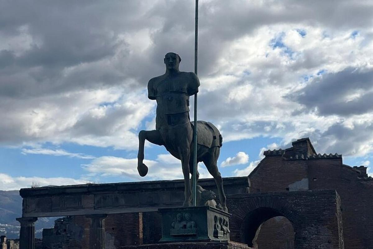 eine Statue eines Mannes auf einem Pferd vor einem Gebäude