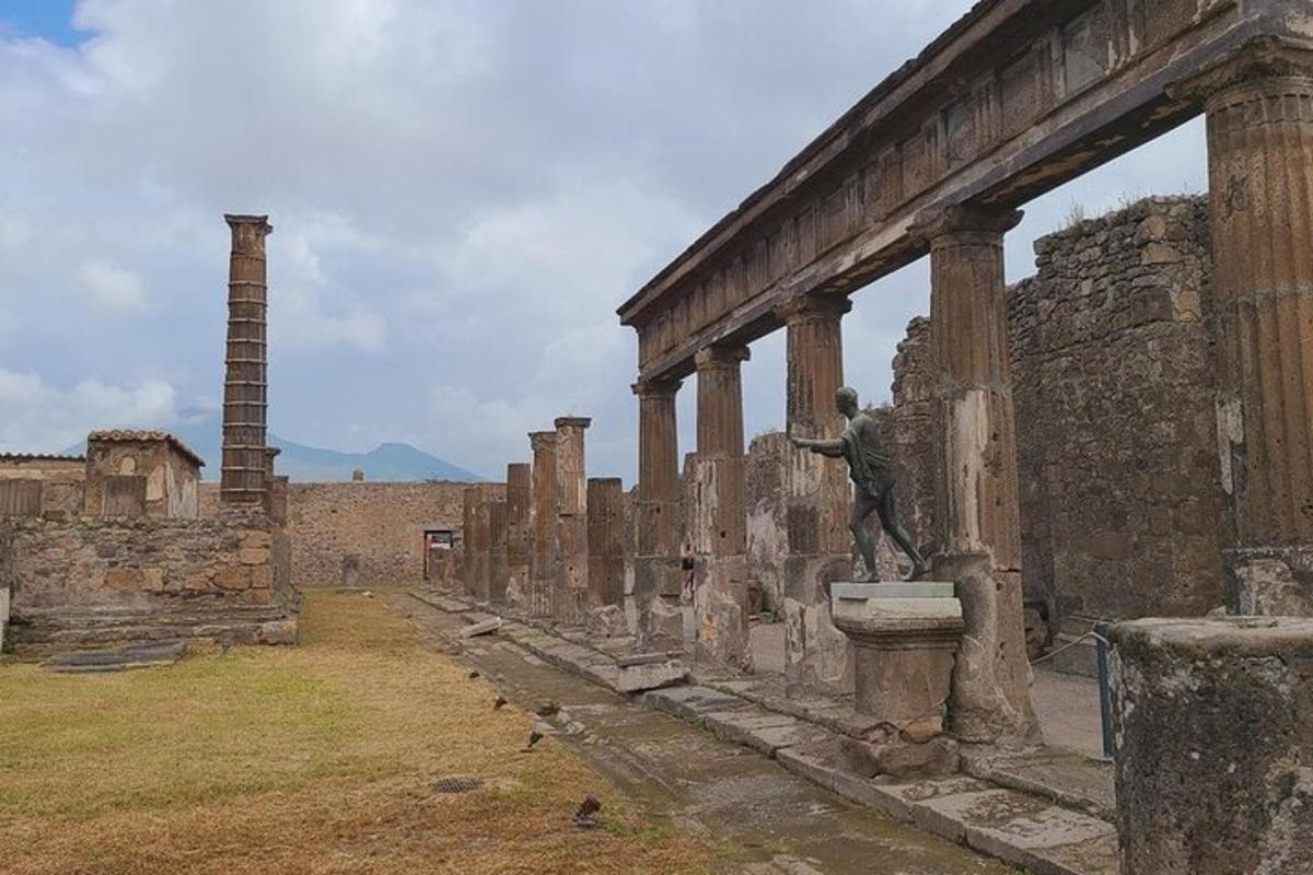 Una columna y una estatua en las ruinas de un edificio.