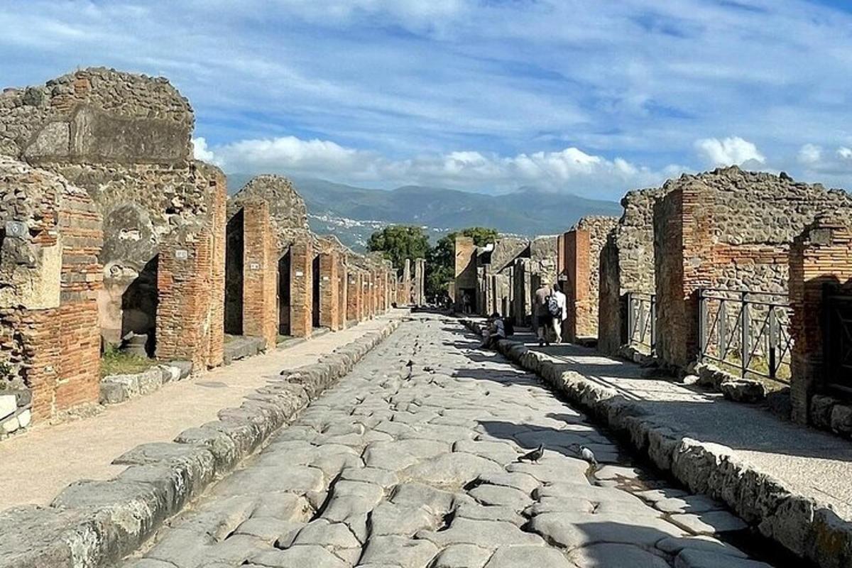 una calle adoquinada en un edificio antiguo