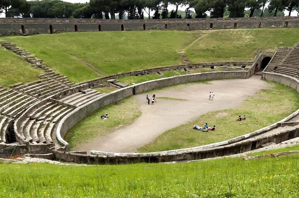 um anfiteatro com pessoas sentadas na grama