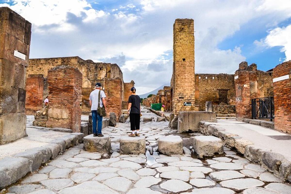 duas pessoas em pé nas ruínas de um edifício