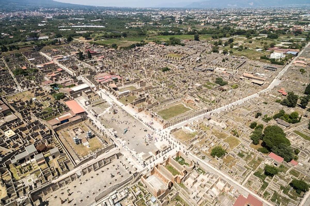 μια εναέρια άποψη μιας πόλης με κτίρια