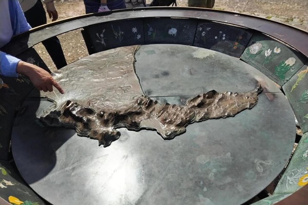 la mano di una persona che indica una roccia su un trampolino
