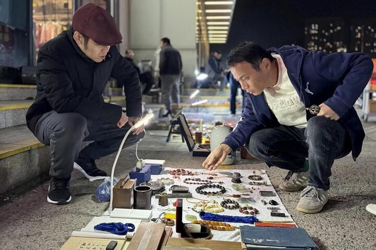 due uomini stanno lavorando a un puzzle sul pavimento