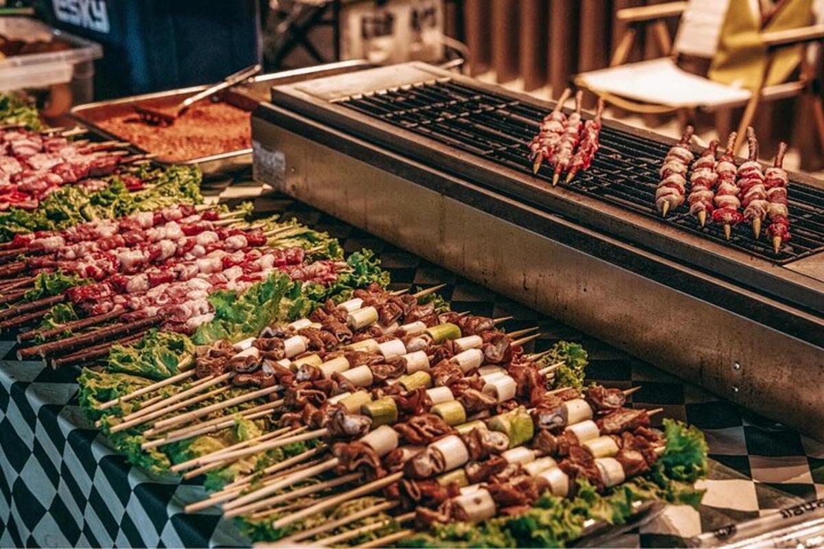 un mucchio di cibo su una griglia in un mercato